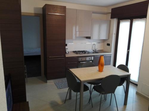 a kitchen with a table and chairs in a room at Appartamento Le Moulin in Aosta