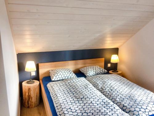 een slaapkamer met 2 bedden en 2 lampen erin bij Domek na Siglanach in Wisła