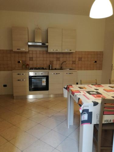 Cucina o angolo cottura di Posto letto in stanze singole al centro di Enna