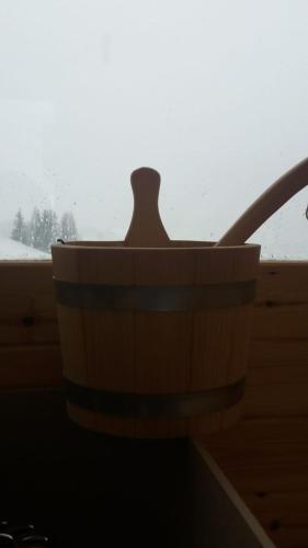 a wooden basket sitting on a window sill at B&B Al Castel in Padola