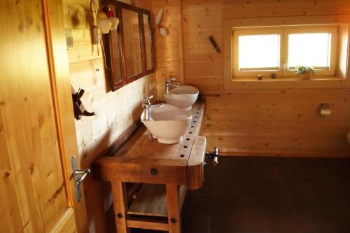 ห้องน้ำของ Ferienwohnung im gemütlichen Blockhaus vor den Bergen