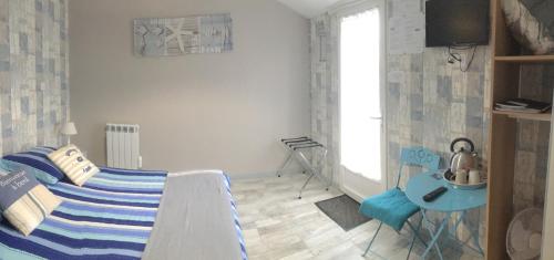 un salon avec un canapé et une table dans l'établissement Les chambres du roc, à Le Fenouiller