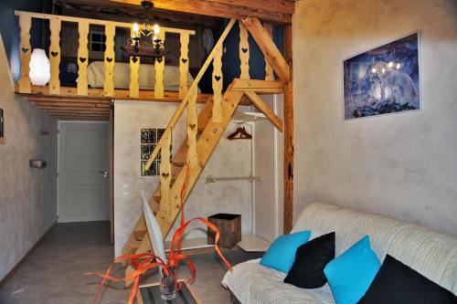 een woonkamer met een trap in een huis bij Ch'tit Jura in Les Moussières