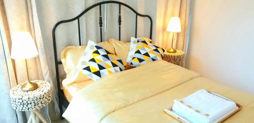 een bed in een kamer met 2 lampen en een bed sidx sidx sidx bij Pleasant Cozy Sunny Room with Garden in Jeruzalem