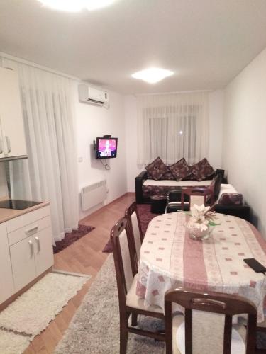 TV i/ili multimedijalni sistem u objektu FEEL LIKE HOME