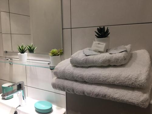 La salle de bains est pourvue d'un ensemble de serviettes et d'un lavabo. dans l'établissement Bord de mer, studio avec terrasse, à Villeneuve-Loubet