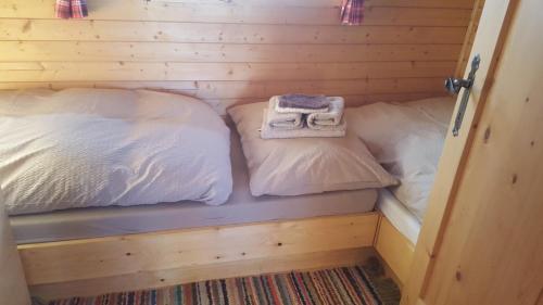 2 Betten in einem kleinen Zimmer in einer Hütte in der Unterkunft Walters Hütte in Tulfes