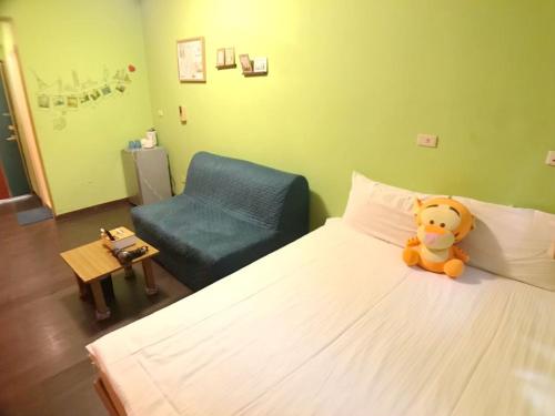 Una cama o camas en una habitación de Happines Trip Inn