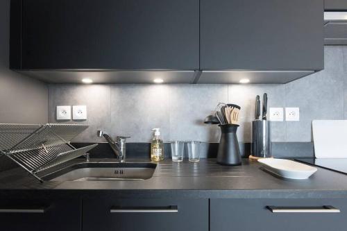 eine Küche mit Spüle und Arbeitsplatte in der Unterkunft Appartement 4 étoiles vue mer et bord de plage Chez Odette in Saint-Malo