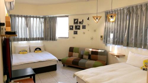 Una cama o camas en una habitación de Happines Trip Inn