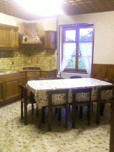 une cuisine avec une table et des chaises et une fenêtre dans l'établissement Gîte Bartsch, à Ungersheim
