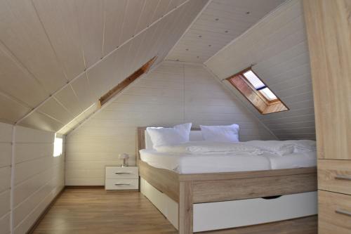 ein Schlafzimmer mit einem Bett im Dachgeschoss in der Unterkunft Ferienwohnung im Alten Zollhaus in Kurort Oberwiesenthal