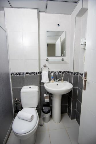 Bilik mandi di Arney Suites