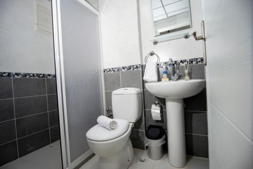 Bilik mandi di Arney Suites