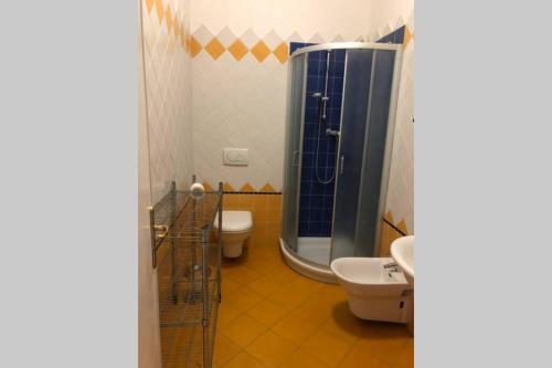a bathroom with two toilets and a shower at El Palmar Residence Vista-Mare e Vista-Piscina in Lido di Jesolo
