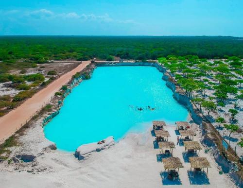 eine Luftansicht auf einen Pool am Strand in der Unterkunft Pousada Kasabela Residence in Prea