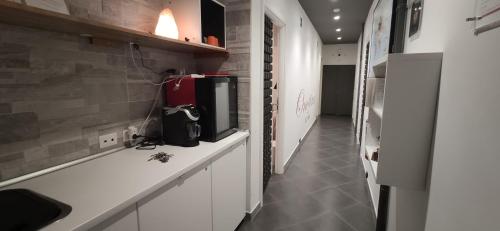 eine Küche mit Kaffeemaschine auf einer Theke in der Unterkunft OneTime Roma in Rom