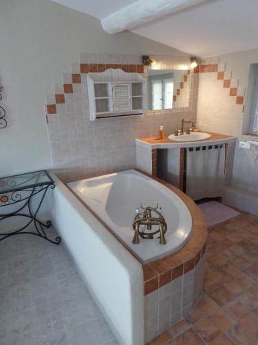 une salle de bain avec une baignoire et un lavabo dans l'établissement La Jubilotte, à Beaumes-de-Venise