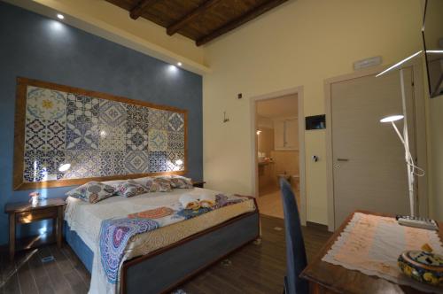 una camera con letto e parete piastrellata di Centro Sicilia Rooms-Suites & Terrace a Enna