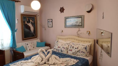 a small bedroom with a bed and a mirror at Dardanelles1915 in Canakkale
