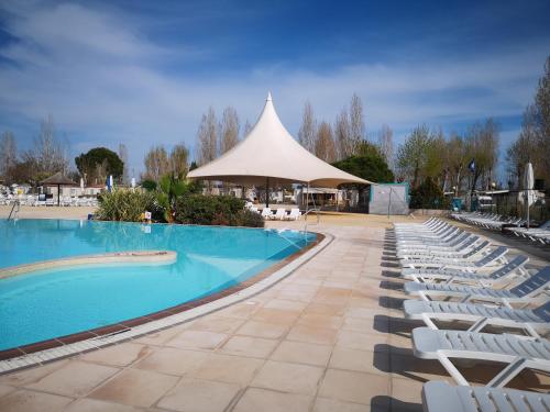 Imagen de la galería de Meublé de tourisme 6/8 pers bord de mer sur camping 4*, en Vias