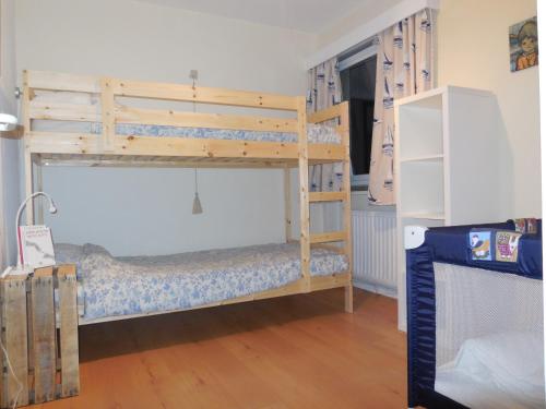 1 Schlafzimmer mit 2 Etagenbetten in einem Zimmer in der Unterkunft Mijana in Knokke-Heist