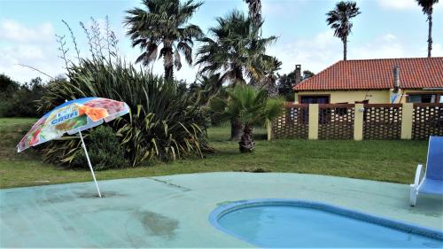 בריכת השחייה שנמצאת ב-Country del Sol Complejo Turistico או באזור