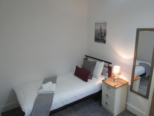 Ένα ή περισσότερα κρεβάτια σε δωμάτιο στο The Tas Suites - Tas Accommodations