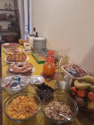 ein Tisch mit vielen Schüsseln Essen drauf in der Unterkunft Agriturismo La Baroncella in Montemerano