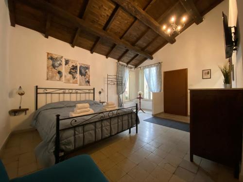 A bed or beds in a room at La Corte Segreta Tivoli