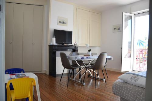un salon avec une table et des chaises de salle à manger dans l'établissement Appartement L Hirondelle Mers, Prairie de Mers, à Mers-les-Bains