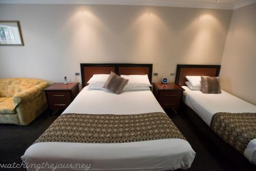 Postel nebo postele na pokoji v ubytování Best Western Plus All Settlers Motor Inn