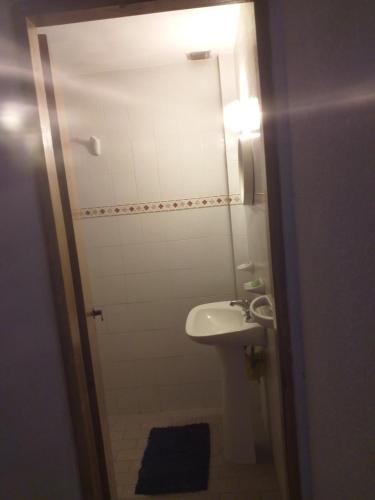 Un pequeño baño con lavabo y ducha. en Duplex cerca del Mar en Las Toninas, en Las Toninas