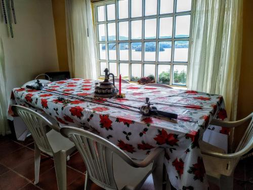 a table with a table cloth with stars on it at Villa Paola del Lago in Cuítiva