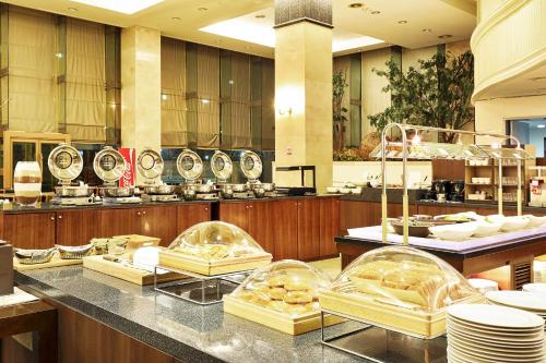 Una línea de buffet con muchos tipos diferentes de comida. en Best Western Premier Incheon Airport Hotel, en Incheon