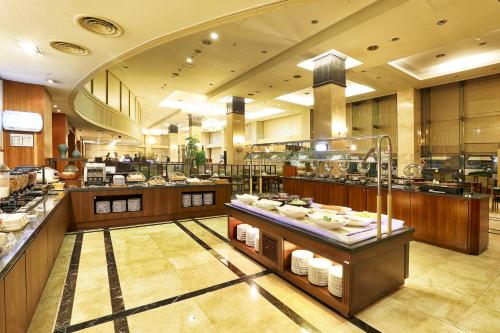 un restaurante con una línea de buffet con platos a la vista en Best Western Premier Incheon Airport Hotel, en Incheon