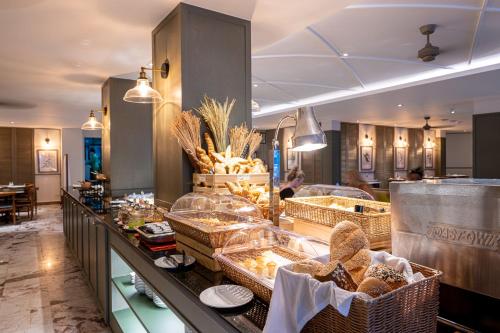 Sawaddi Patong Resort & Spa by Tolani في شاطيء باتونغ: متجر به سلال طعام على المنضدة