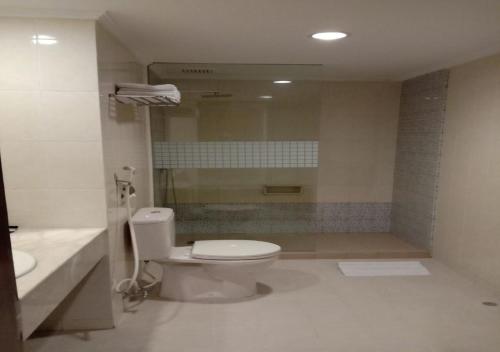 Bilik mandi di GiiA Sanno Hotel Pluit