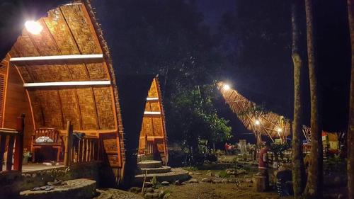 ブキットラワンにあるETALAUSER Jungle Gate EcoResort Bukit Lawangの夜灯群