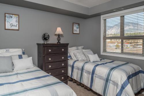 Afbeelding uit fotogalerij van Modern Cozy 2 Bed 2 Bath with Lake and Mountain Views Pool and Hot Tub in Invermere