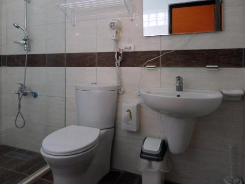 a bathroom with a toilet and a sink at Ying Tian Ye Homestay in Jian