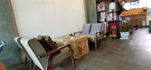 Ruang duduk di Jellyfish Hostel