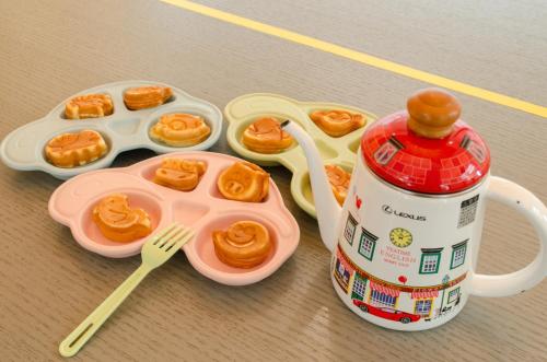 a childs toy with a lunch box and a bottle of food at 宜人生活溜滑梯親子民宿 Easylife B&B in Dongshan