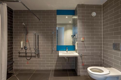 Ένα μπάνιο στο Holiday Inn Express - Barrow-in-Furness & South Lakes by IHG