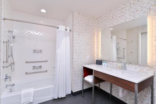 Holiday Inn & Suites - Farmington Hills - Detroit NW, an IHG Hotel tesisinde bir banyo