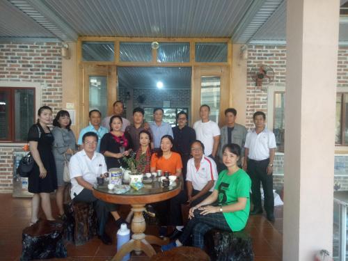 a group of people posing for a picture at a table at Nhà nghỉ Phú Lý in Mù Cang Chải