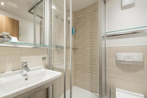 bagno con lavandino e doccia di Hotel Binzer Hof a Binz