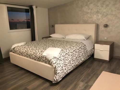 アグリジェントにあるCasa di Cecèのベッドルーム(大型ベッド1台、窓付)