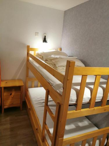 quelques lits superposés dans une chambre dans l'établissement Studio le Grand-Bornand Village, au Grand-Bornand