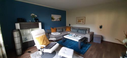 uma sala de estar com um sofá e uma mesa em Gästehaus Probst em Alken